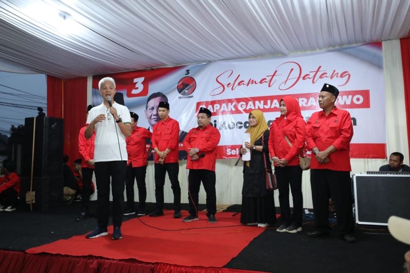 Capres RI Ganjar Pranowo (kiri) dalam pertemuan dengan perwakilan himpunan guru PAUD Kabupaten Batang di Kecamatan Reban, Kabupaten Batang, Jawa Tengah, Selasa (16/1/2024). ANTARA