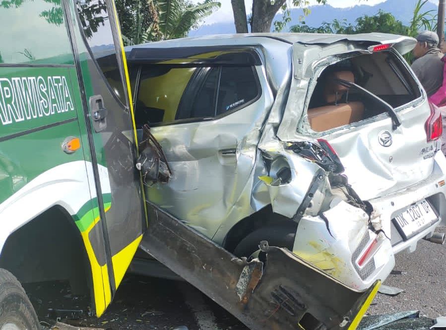 Kecelakaan di Desa Batunya, Tabanan, Bali, empat kendaraan ringsek akibat mesin bus mati.
