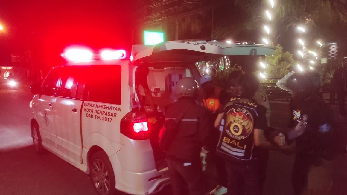 KORBAN AKSI KEKERASAN: Petugas BPBD Denpasar mengevakuasi korban kekerasan di Jalan Gunung Soputan Denpasar, Rabu (17/1) dini hari.