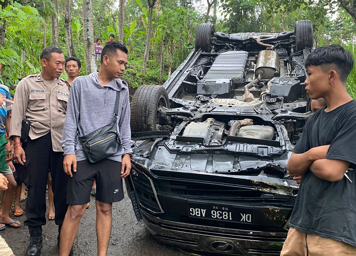 Mobil yang ditumpang mantan Walikota Denpasar, Rai Mantra terbalik di Buleleng, Bali gara-gara menggunakan panduan google maps.
