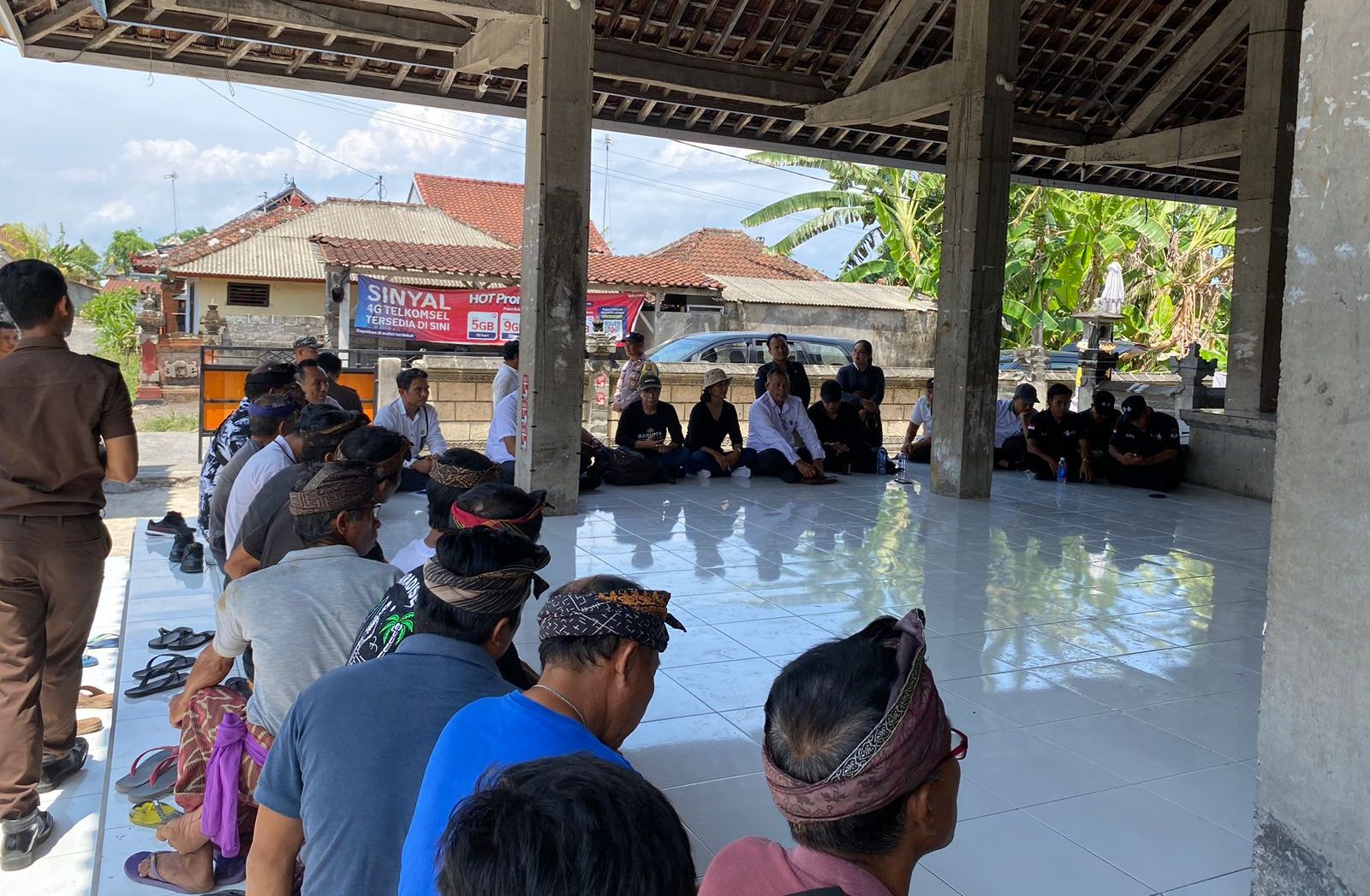 KEPUTUSAN : Pertemuan yang dilakukan untuk membahas nasib 17 warga Kasepekang di Banjar Sental Kangin, Nusa Penida, Rabu (17/1). (istimewa)