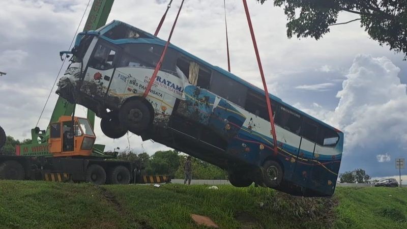 TRAGIS: Petugas mengevakuasi bus yang alami kecelakaan di Jalan Tol Ngawi, Jawa Timur.