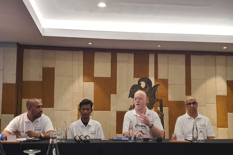 Ali Yasmin, penggugat utama dalam guggatan kelompok &lsquo;class action&rsquo; (kedua dari kiri) bersama Colin Singer, Permerhati Keadilan &lsquo;Justice of the Peace&rsquo; di Australia (kedua dari kanan) di Kuta, Bali.