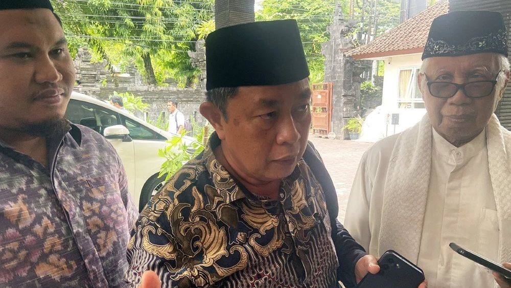 SIDANG BK DPD: Ketua Bidang Hukum MUI Bali, Agus Samijaya memberikan keterangan pers usai menyerahkan bukti dugaan pelanggaran AWK di sidang BK DPD RI.