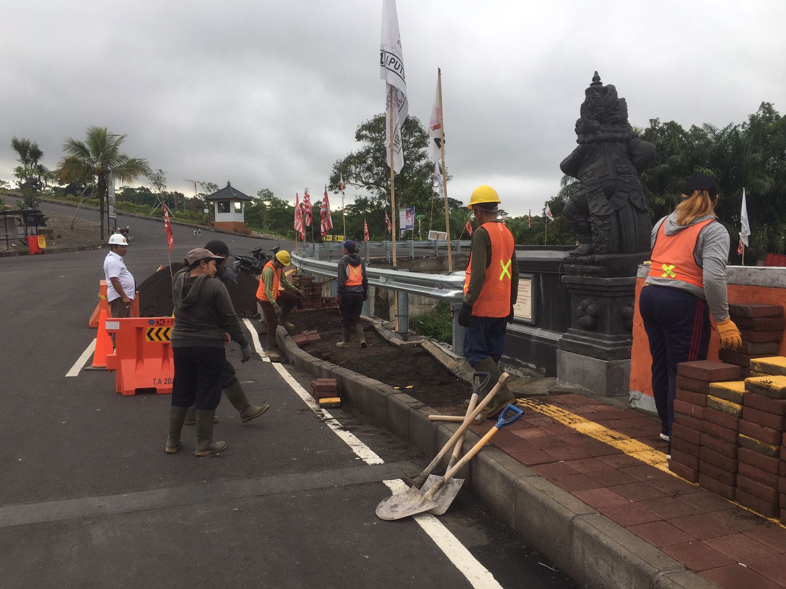 PERBAIKAN: Rekanan proyek jembatan Titi Gonggang, Desa Besakih, Kecamatan Rendang, Karangasem perbaiki trotoar rusak.