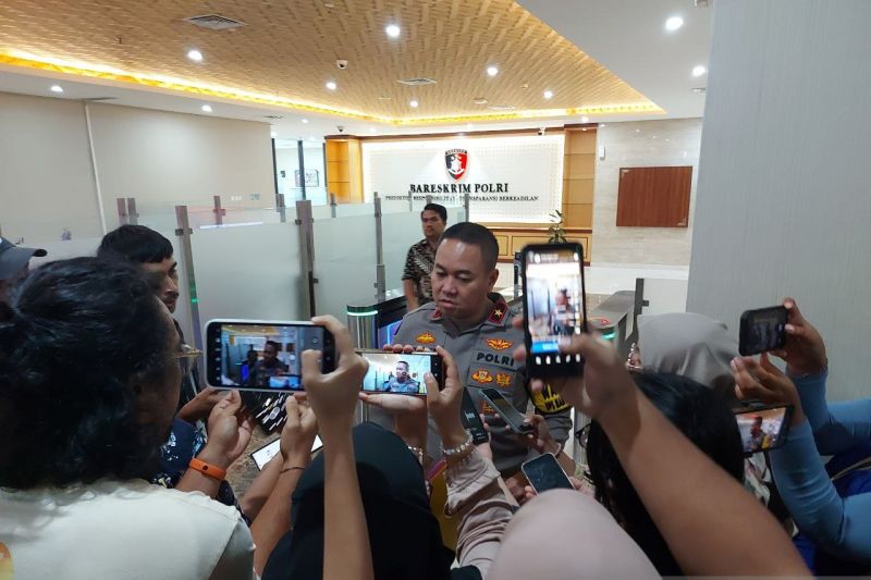 Kepala Biro Penerangan (Karopenmas) DivHumas Polri Brigjen Pol. Trunoyudo Wisnu Andiko memberikan keterangan kepada wartawan di Bareskrim Polri, Jakarta, Jumat (19/1/2024). (ANTARA/Laily Rahmawaty)