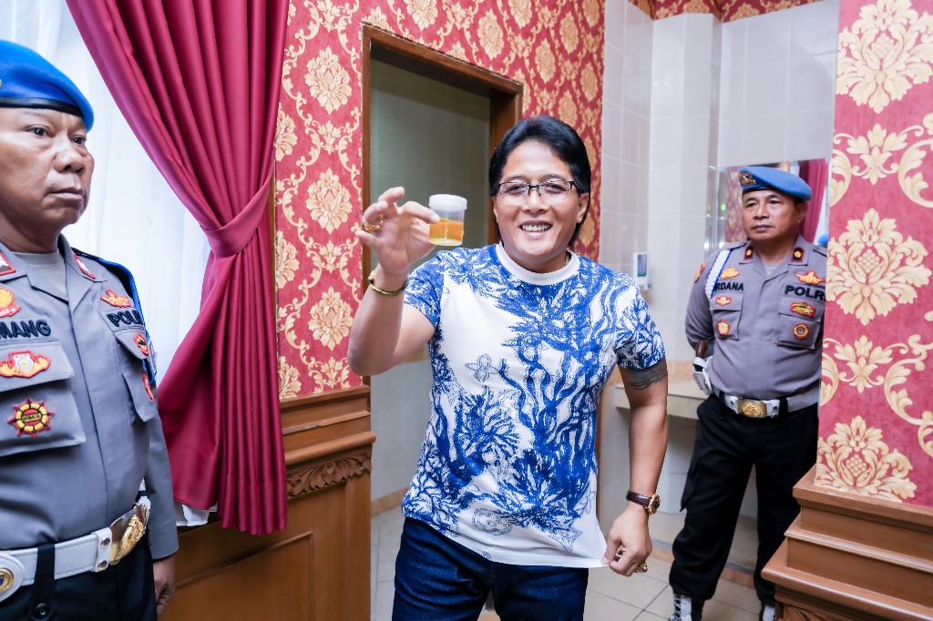 Bupati Badung, Nyoman Giri Prasta saat mengikuti tes urine narkoba di Puspem Badung, Bali, Jumat (19/1). (ist)