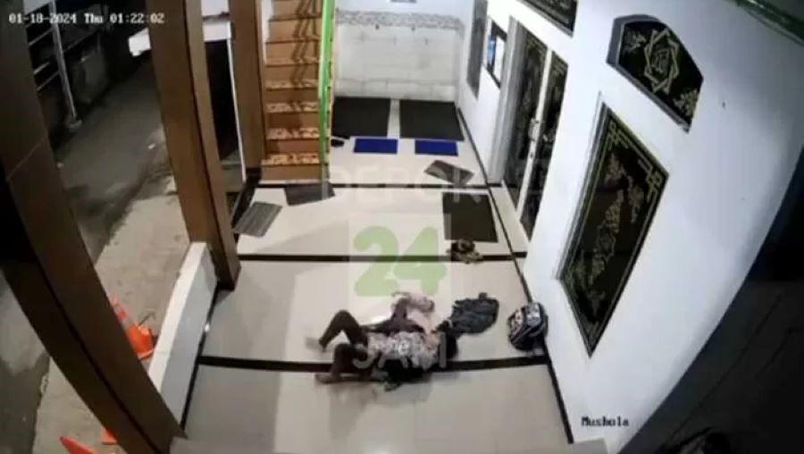KOK TEGA YA: Seorang perempuan terekam CCTV tengah melahirkan di musala daerah Depok, Jawa Barat.