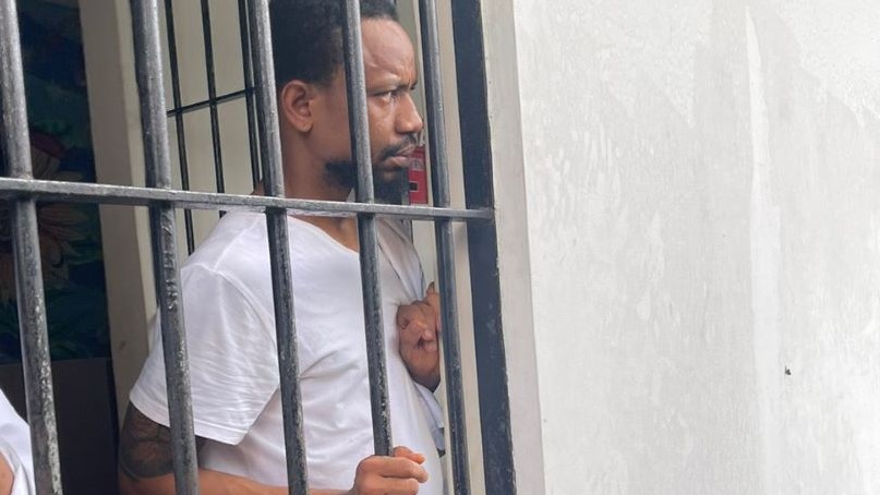 DIADILI: Warga Nigeria Nwafor Joel Arinze diadili di PN Denpasar bersama bersama komplotannya.