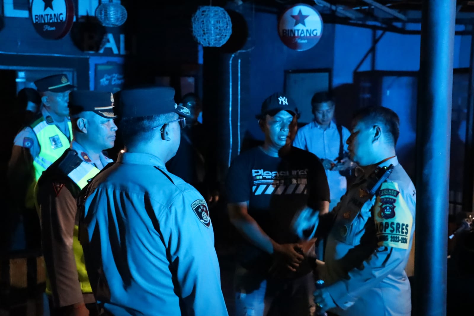 petugas Kepolisian Resor Gianyar menggelar patroli malam minggu, Sabtu (20/1)