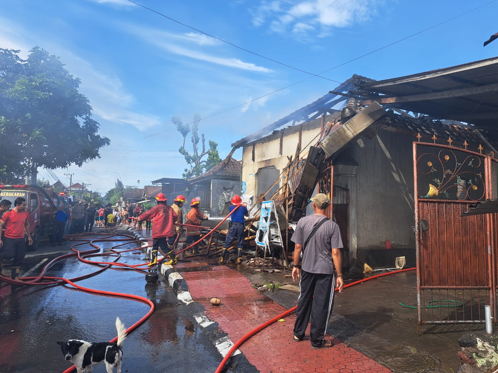 Kondisi warung milik Dewa Made Mujiana yang juga digunakan sebagai tempat tinggalnya terletak Lingkungan Kertasari, Kelurahan Padangkerta, Kecamatan Karangasem, Kabupaten Karangasem, Bali terbakar