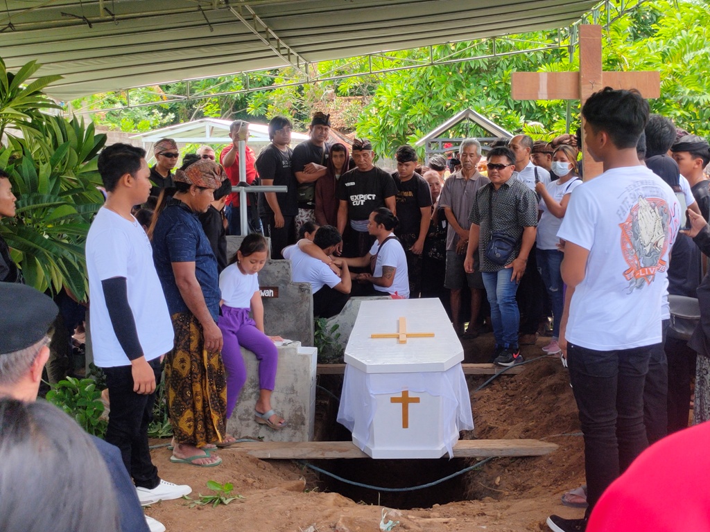 Prosesi pemakaman Adhi Putra Krismawan, korban pengeroyokan di Sempidi, Badung. Adhi dikebumikan di Taman Makam Umat Kristiani, Buleleng, Bali. (ist)
