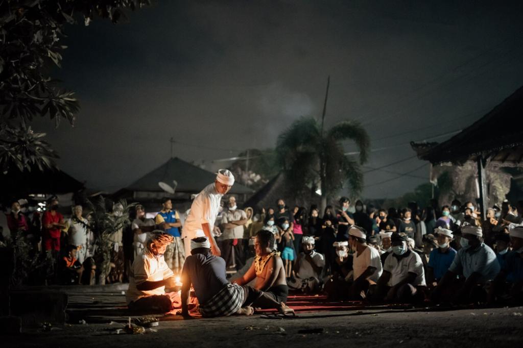 Tari Sanghyang Jaran yang berkembang di Banjar Badung, Desa Bungkulan Kecamatan Sawan, Buleleng Bali berbeda dengan daerah lain
