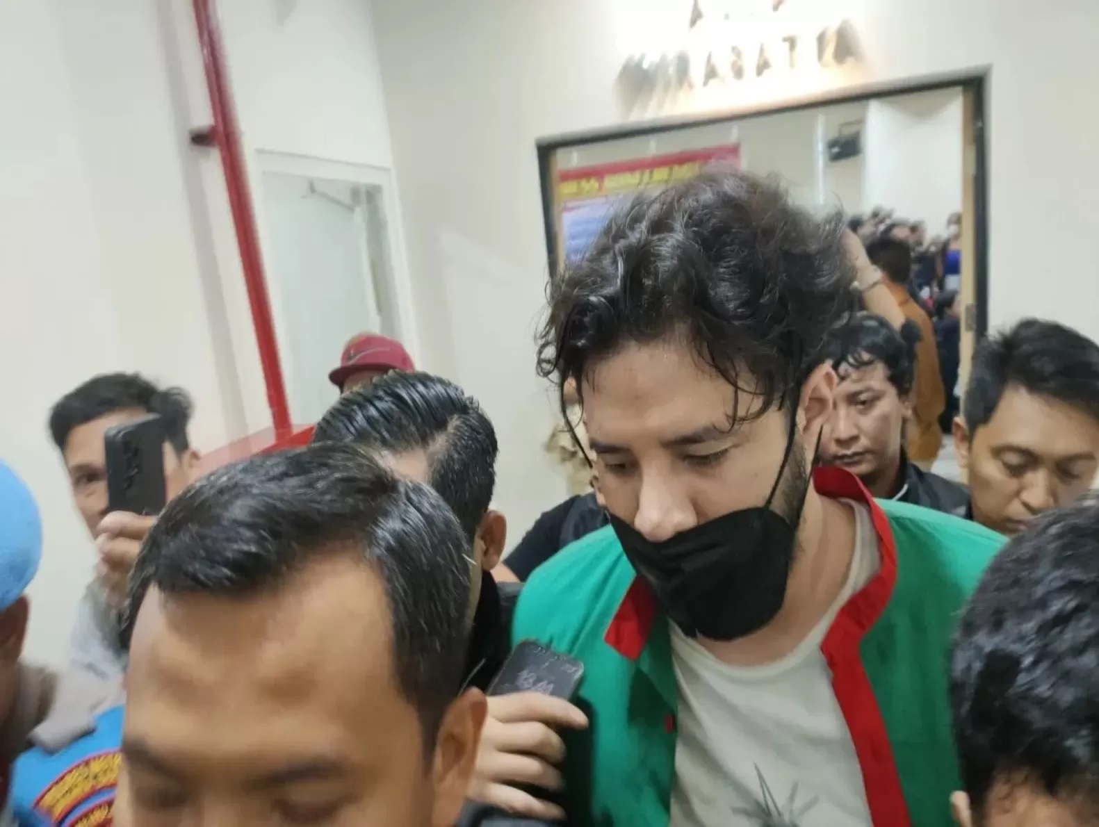 Tersangka kasus penyalahgunaan narkoba artis Ammar Zoni berjalan kembali dari jumpa pers di Polres Metro Jakarta Barat, Jumat (15/13/2023). (ANTARA/Risky Syukur)