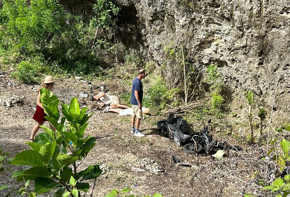 JATUH DI NUSA PENIDA BALI: Kondisi kedua korban WNA asal Polandia yang terjatuh pada jurang di Nusa Penida, Klungkung, Bali, Senin (22/1).