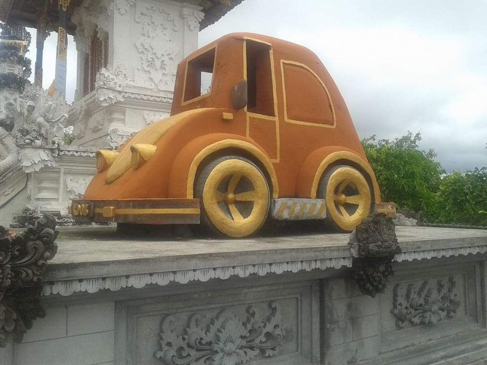 Pelinggih Mobil di Pura Paluang Nusa Penida, Klungkung yang menyerupai VW Batle