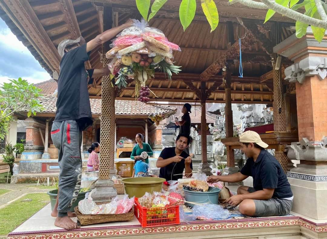 TRADISI HINDU:  Waraga Patas Taro Kaja, Gianyar Bali Membuat Banten Tegenan untuk digunakan dalam tradisi Nyasen sebagagi wujud syukur atas hasil alam yang berlimpah.