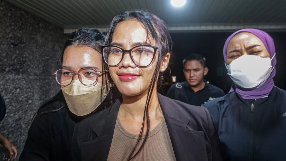 LANGSUNG DITAHAN: Usai menjalani pemeriksaan sebagai tersangka, selebgram Siskaeee ditahan penyidik Polda Metro Jaya.