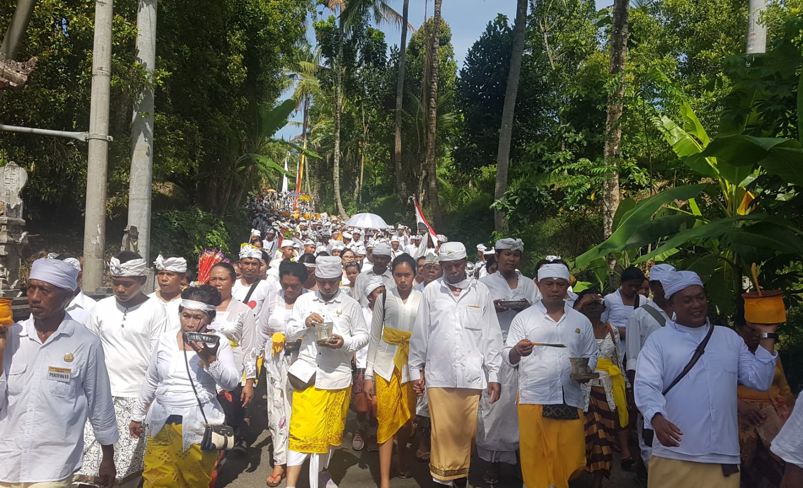 Krama Catur Desa Adat Dalem Tamblingan dalam rangkaian Alilitan karya saat berjalan kaki sepanjang 21 kilometer menuju Pura Labuhan Aji, Temukus ngiringang Ida Bhatara Penghulu