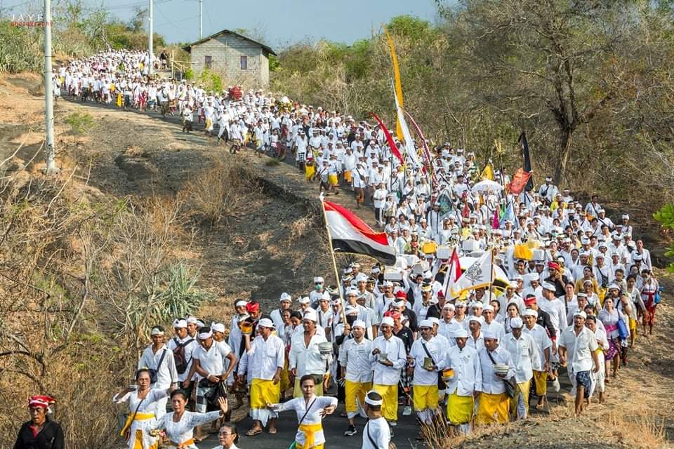 Tradisi saat Alilitan karya digelar oleh Krama Catur Desa Adat Dalem Tamblingan dengan berjalan kaki menuju Pura Labuhan Aji di Temukus