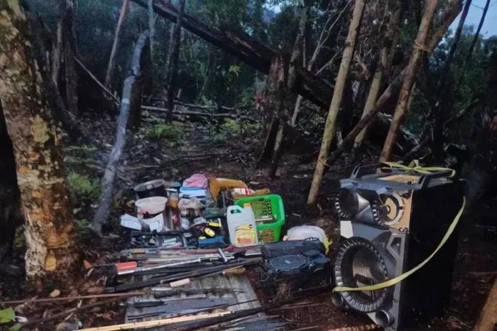 Sejumlah alat bukti KKB yang diamankan Aparat TNI Satuan Tugas Batalyon Infanteri 133/Yudha Sakti. (Yuvensius Lasa Banafanu/Antara)