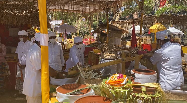 Proses Caru Labuh Gentuh untuk pemarisudha bumi yang digelar masyarakat Les beberapa tahun lalu