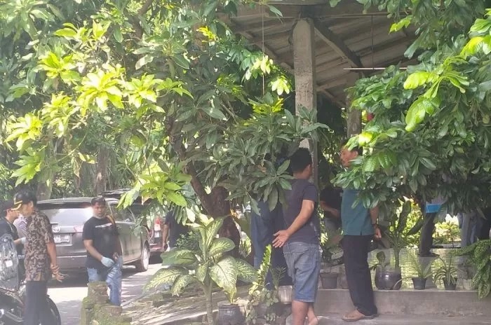 Ilustrasi penggeledahan oleh Densus 88 Antiteror Mabes Polri di rumah salah satu terduga teroris, Kabupaten Sukoharjo, Jawa Tengah. (Aris Wasita/Antara)