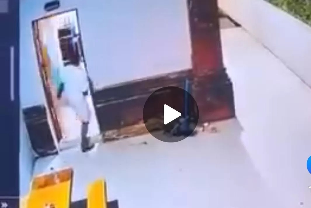 CAPTURE: tangkapan layar video rekaman CCTV aksi pria yang menendang pintu salah satu ruangan diduga terjadi di Kawasan Pura Besakih. (screenshoot video rekaman cctv)