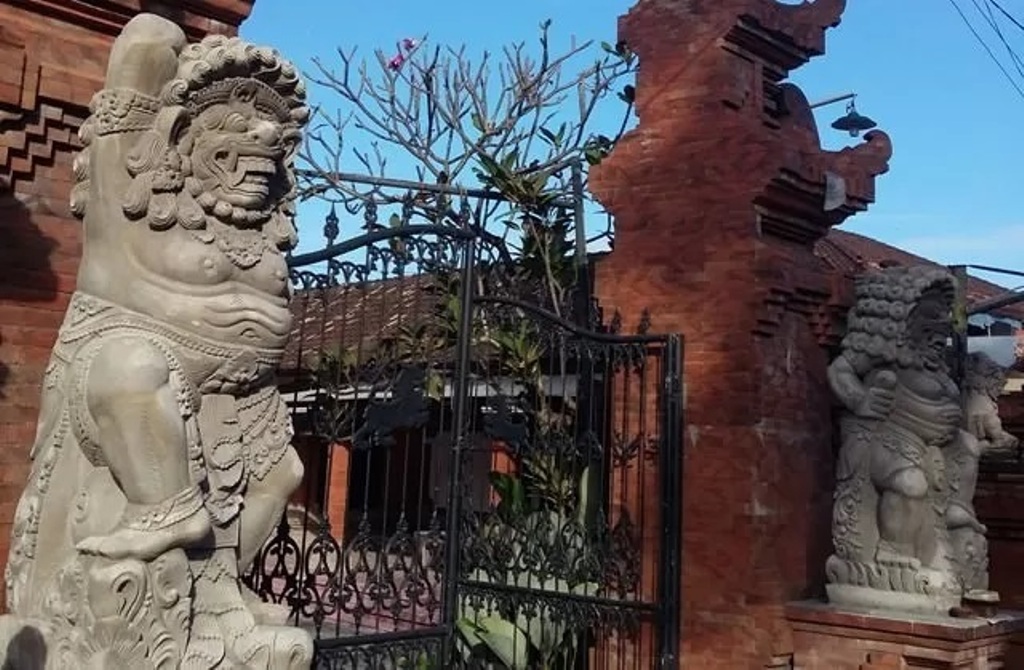 Patung penjaga di depan pura (tempat suci umat Hindu di Bali) memiliki makna khusus