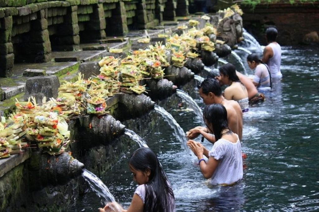 MELUKAT : Melukat sebaiknya dilakukan di sumber- air suci.