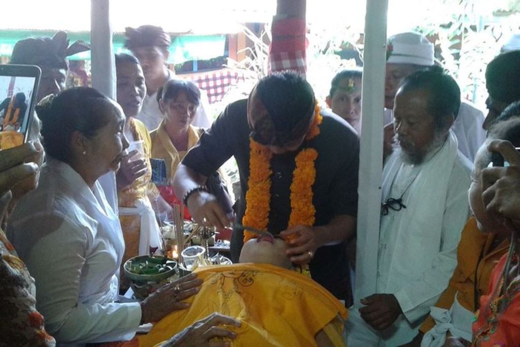 Tradisi Potong Gigi bagi umat Hindu di Bali