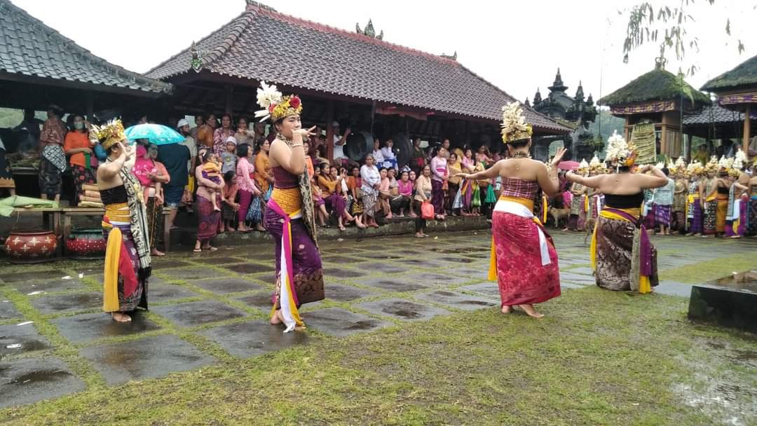 Tari Rejang Desa Pedawa yang dipentaskan saat Saba di Pedawa