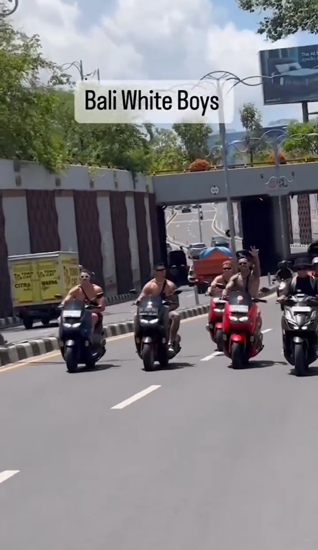 Tangkapan layar video lima bule konvoi tanpa helm di Bali.