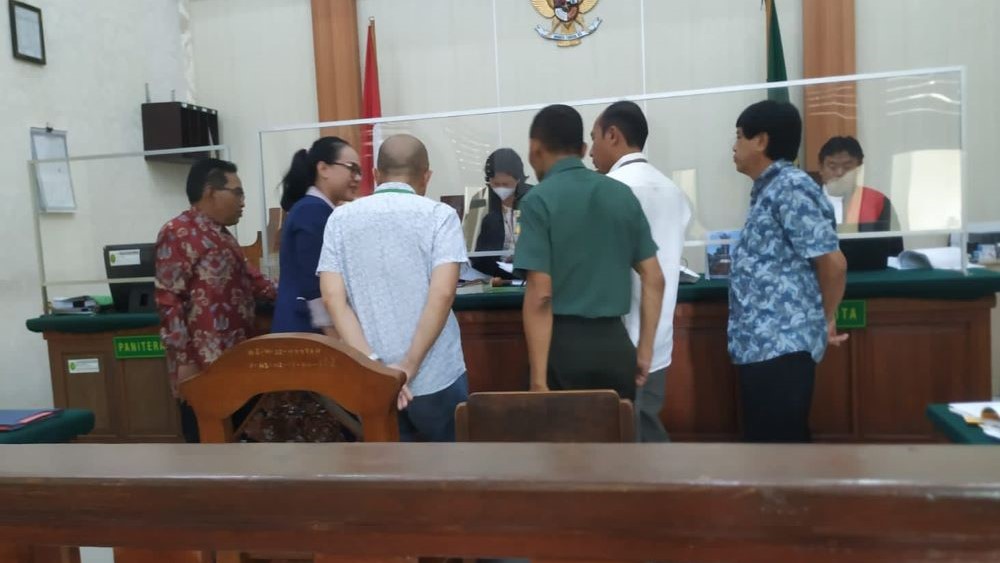 BUKTI BARU: Kubu Hendra menyerahkan bukti tambahan pada sidang lanjutan di PN Denpasar, Rabu (31/1).