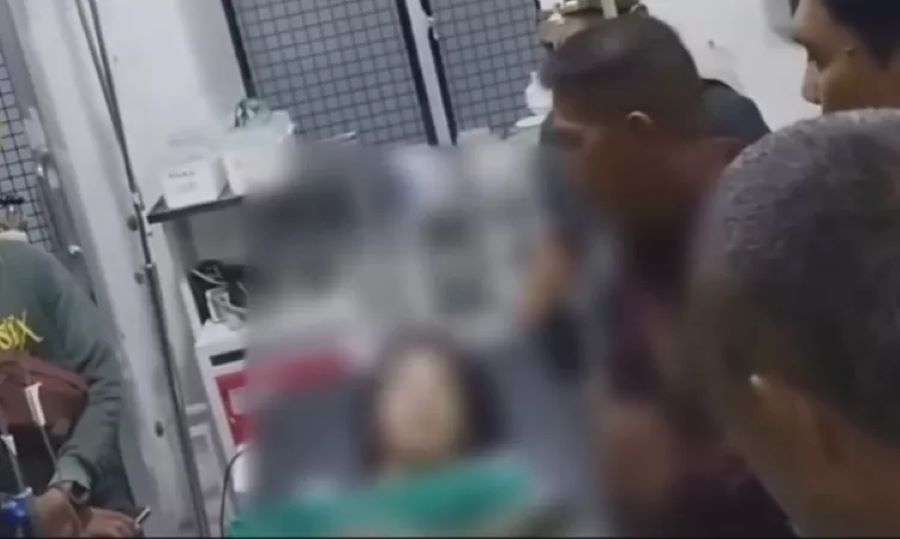 SALAH TEMBAK: Mahasiswi korban salah tembak anggota Ditnarkoba Kendari menjalani perawatan di rumah sakit Korem.