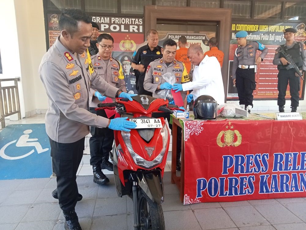 MALING MOTOR: Kapolres Karangasem AKBP I Nengah Sadiarta merilis tangkapan kasus pencurian sepeda motor, Kamis (1/2).