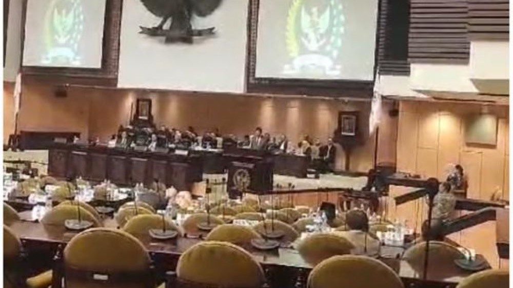PECAT AWK: Made Mangku Pastika membacakan keputusan sidang Badan Kehormatan (BK) DPD RI terkait sanksi pemecatan pada Arya Wedakarna (AWK), Jumat (2/2).