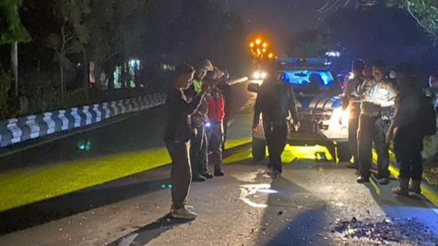 OLAH TKP: Polantas Polresta Denpasar menggelar olah TKP kecelakaan pengendara motor menabrak truk di Jalan By Pass Ngurah Rai, Jumat (2/2)dini hari.