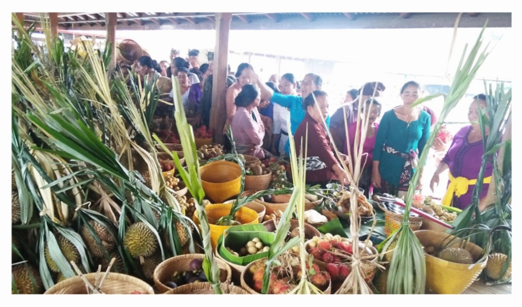 Tradisi Ngaturang Buah di Pura Desa, Desa Sidatapa, Kecamatan Banjar, Buleleng