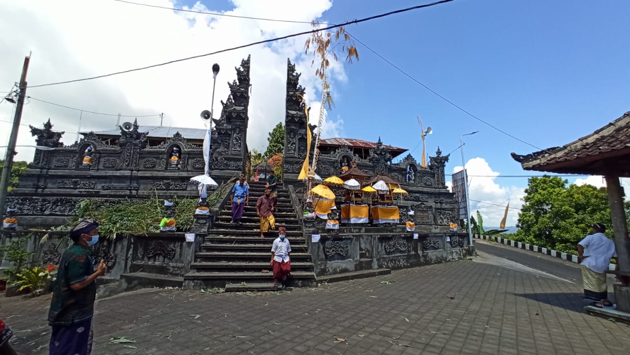Pura Bale Agung Desa Sidatapa , Kecamatan Banjar, Buleleng sebagai tempat tradisi Ngaturang Buah