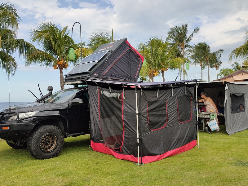 Fera Maylina dan campervan miliknya saat mampir di Temukus, Buleleng.