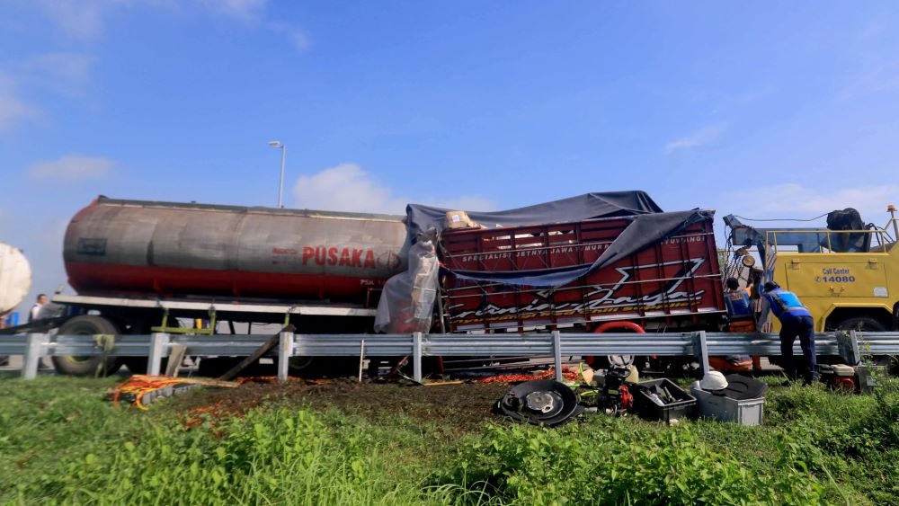 HANCUR: Kecelakaan di Jalan Tol Ngawi-Kertosono mengakibatkan seorang sopir truk tewas mengenaskan.