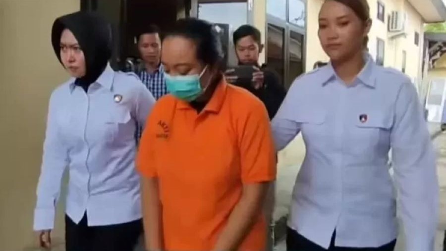 HUKUMAN BERAT MENANTI: Tersangka Ayu Findi Antika diamankan polisi atas ulahnya meracuni tetangganya dengan racun sianida campur kopi.