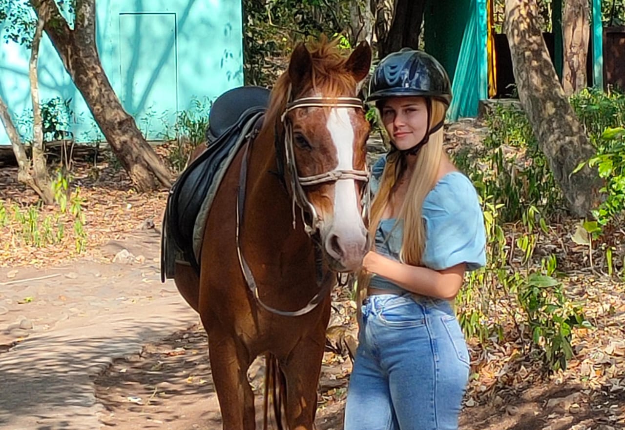 Selebgram Tiphaine Poulon saat mencoba wisata berkuda di kawasan Plataran Menjangan