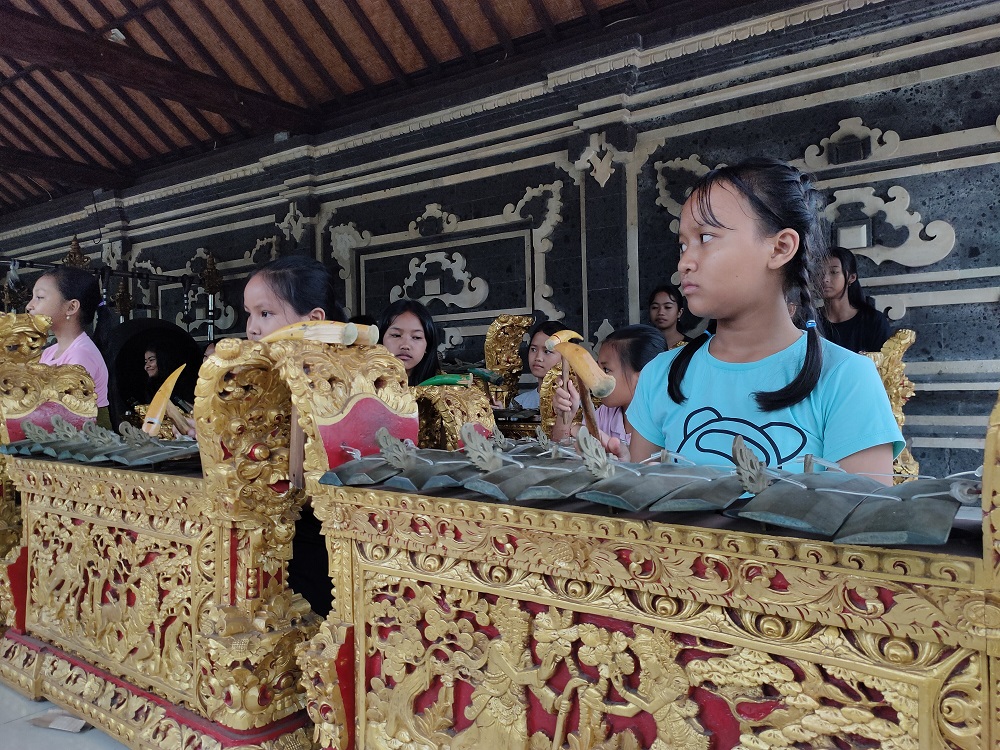 Gong Kebyar Anak di Desa Kedis, Busungbiu, Buleleng sedang berlatih.
