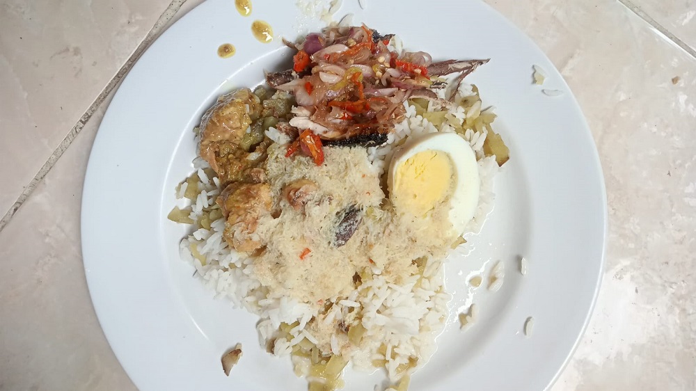 Nasi Sela, salah sat kuliner khas Nusa Penida yang wajib dicoba