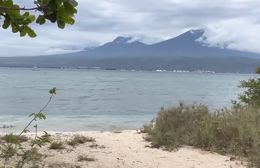 Pantai Prapat Agung, Jembrana ini tetap perawan karena masuk wilayah hutan TNBB
