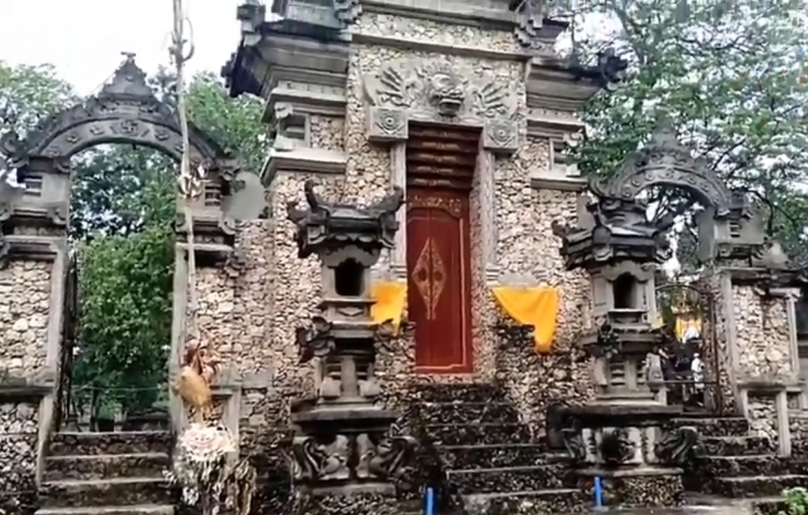 Pura Prapat Agung di TNBB, Jembrana, di sini ada telaga warna-warni yang tak pernah kering