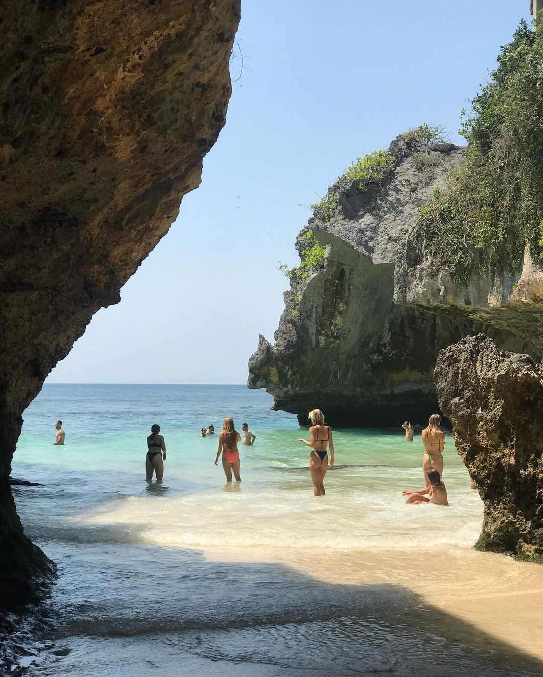 Pantai Suluban atau Blue Point Beach di Uluwatu, Bali ini banyak