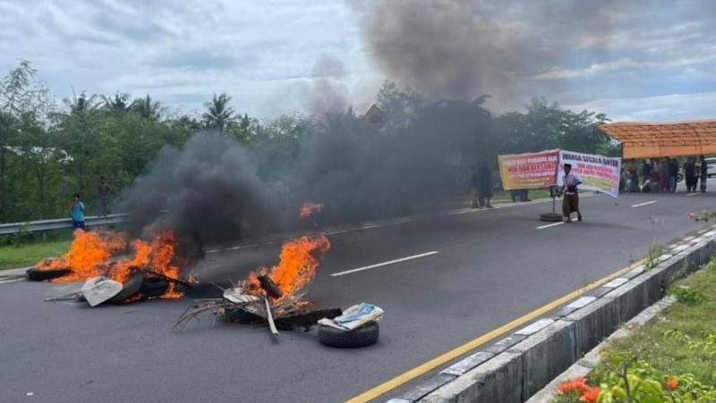 BLOKIR JALAN: Warga Lombok Tengah membakar ban di By Pass Mandalika sebagai aksi protes berlarut-larutnya pengungkapan kasus penganiayaan salah seorang warga.